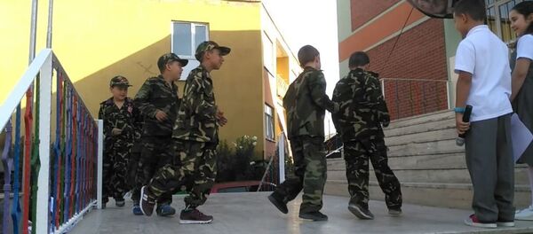 Okulun ilk günü, asker üniformalı çocuklara '15 Temmuz' gösterisi yaptırıldı - Sputnik Türkiye