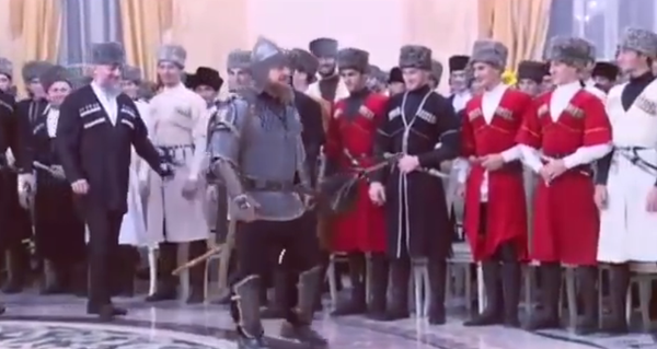 Rusya’ya bağlı Çeçenistan Cumhuriyeti’nin lideri Ramzan Kadirov, dün Çeçen Kadınları Günü nedeniyle verdiği davette kılıç kuşandı. Rusya’ya bağlı Çeçenistan Cumhuriyeti’nin lideri Ramzan Kadirov, dün Çeçen Kadınları Günü nedeniyle verdiği davette kılıç kuşandı. - Sputnik Türkiye