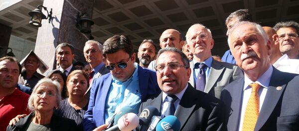 Artvin'in Cerattepe bölgesinde 38 hektar alandaki bakır ve açık ocak altın işletme projesi için hazırlanan ÇED olumlu raporunun iptali için açılan davanın Rize İdare Mahkemesinde devam eden karar duruşması, davacı tarafın reddi hakim talebi üzerine sona erdi. Davacı avukatı Bedrettin Kalın (sağ 2) mahkemenin ardından bir açıklama yaptı. - Sputnik Türkiye