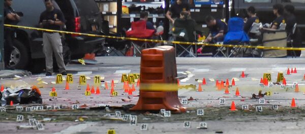 Evidence markers on the street surround police and Federal Bureau of Investigation (FBI) officials near the site of an explosion in the Chelsea neighborhood of Manhattan, New York, U.S. September 18, 2016. - Sputnik Türkiye