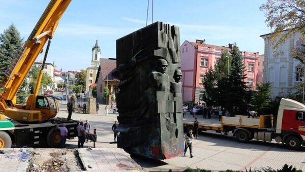 Polonya’nın Sanok kentinde Kızıl Ordu’ya Teşekkür Anıtı söküldü. - Sputnik Türkiye