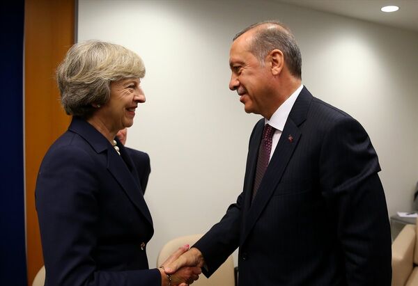Cumhurbaşkanı Recep Tayyip Erdoğan, BM Genel Kurulu genel görüşmeleri için bulunduğu New York'ta İngiltere Başbakanı Theresa May ile görüştü. - Sputnik Türkiye