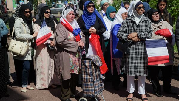 Başörtülü Fransız Müslüman kadınlar. - Sputnik Türkiye