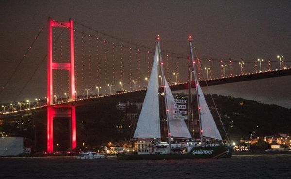 Greenpeace'in Rainbow Worrior Gemisi İstanbul Boğazı'nda - Sputnik Türkiye