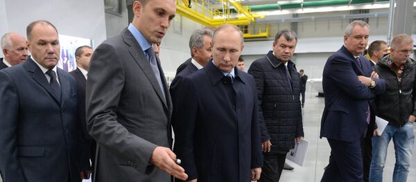 Putin Kalaşnikof fabrikasını gezdi Putin Kalaşnikof fabrikasını gezdi - Sputnik Türkiye