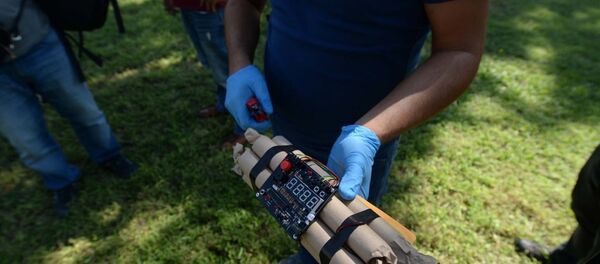 Antalya'da çalışma arkadaşına hediye gönderilen 'dinamit' görünümlü çalar saati kargodan teslim alan, ardından da su faturası yatırmak için Antalya Büyükşehir Belediyesi Su ve Atıksu İdaresi (ASAT) Genel Müdürlüğüne giren kişi, güvenlik kontrolü sırasında paniğe neden oldu. - Sputnik Türkiye