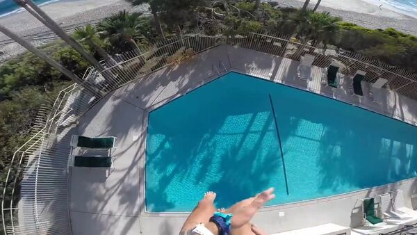 Otelin çatısından havuza inanılmaz atlayış - Sputnik Türkiye