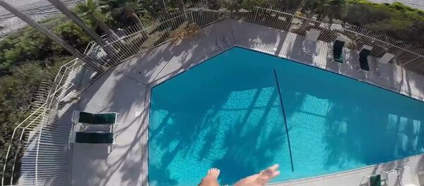 Otelin çatısından havuza inanılmaz atlayış Otelin çatısından havuza inanılmaz atlayış - Sputnik Türkiye