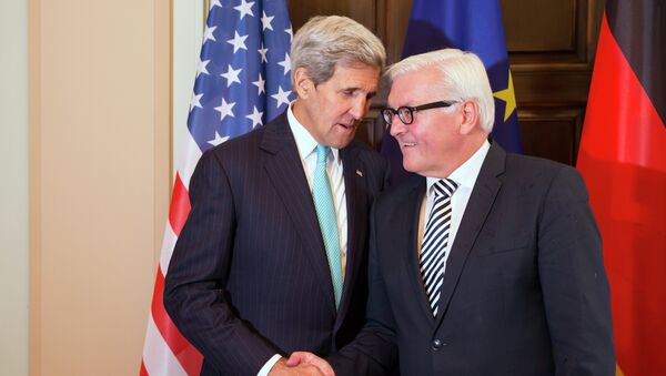 US Secretary of State John Kerry (L) shakes hands with German Foreign Minister Frank-Walter Steinmeier at Villa Borsig in Berlin during a meeting about the ongoing crisis in Syria, on September 20, 2015 - Sputnik Türkiye