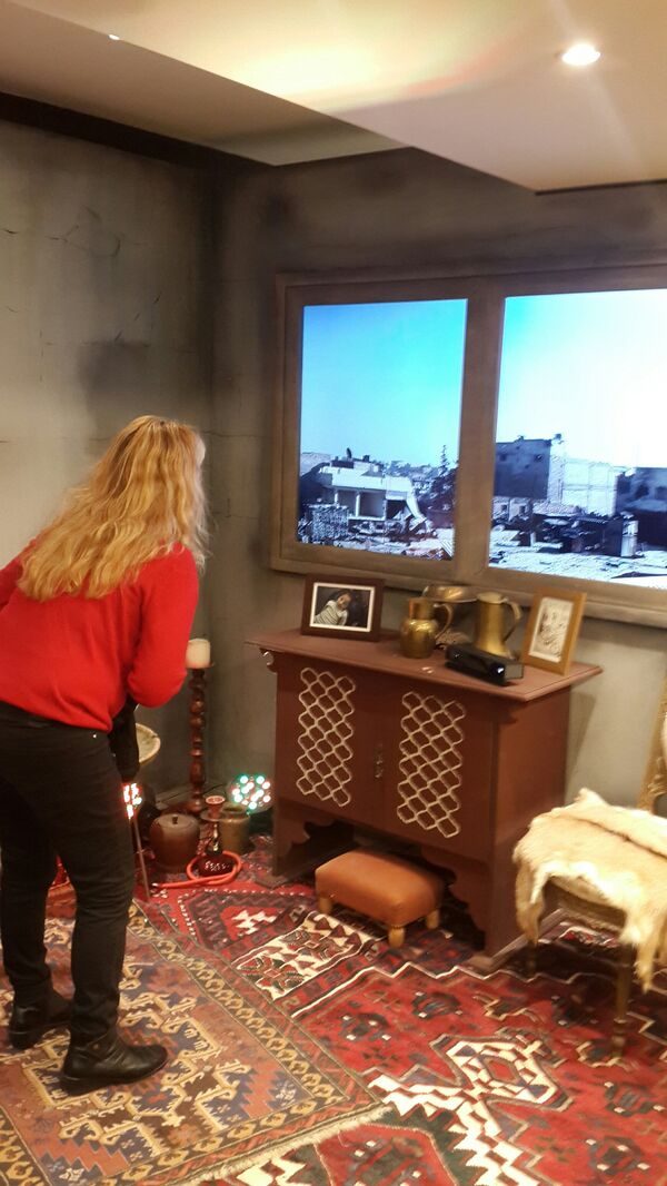 Aires Üniversitesi öğrencisi “Çok ilginç bir sergi, Suriye’deki gerçeklerle tanışma olanağı veriyor” ifadelerini kullandı. Aires Üniversitesi öğrencisi “Çok ilginç bir sergi, Suriye’deki gerçeklerle tanışma olanağı veriyor” ifadelerini kullandı. - Sputnik Türkiye