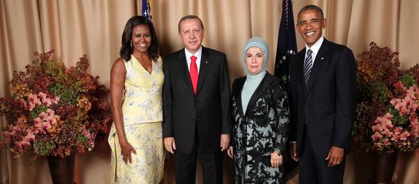 Cumhurbaşkanı Recep Tayyip Erdoğan (sol 2) ve eşi Emine Erdoğan (sağ 2), ABD Başkanı Barack Obama (sağda) ve eşi Michelle Obama (solda) tarafından Lotte New York Palace Oteli'nde verilen resepsiyona katıldı. - Sputnik Türkiye