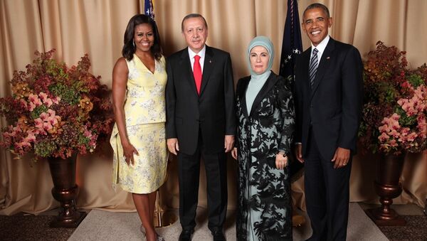 Cumhurbaşkanı Recep Tayyip Erdoğan (sol 2) ve eşi Emine Erdoğan (sağ 2), ABD Başkanı Barack Obama (sağda) ve eşi Michelle Obama (solda) tarafından Lotte New York Palace Oteli'nde verilen resepsiyona katıldı. - Sputnik Türkiye