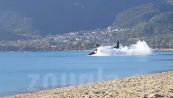 Yunanistan ordusuna ait ABD yapımı Apache helikopteri, askeri tatbikat sırasında sulara gömüldü. - Sputnik Türkiye