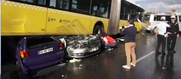 Acıbadem'de metrobüs kazası - Sputnik Türkiye
