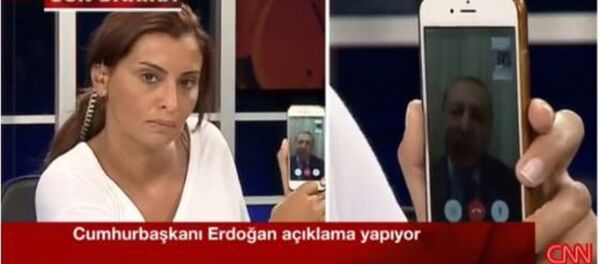 Yurtdışına yada Ankara dışına çıktığı zamanlarda, kızı ile Facetime üzerinden konuştuğunu anlatan Fırat, Aklıma tek bu geldi, Facetime ile bağlanalım dedim. Beyefendiye sormam lazım dediler, kısa süre sonra yayın masasında otururken telefonum çaldı. Özel Kalem Müdürü önde, Cumhurbaşkanı arkasındaydı dedi. - Sputnik Türkiye