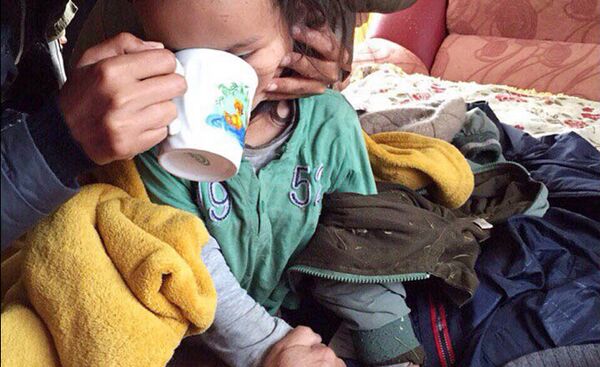 Sibirya’da dondurucu soğukluktaki, vahşi hayvanların olduğu bir ormanda kaybolan Tserin Dopçut isimli 3 yaşındaki çocuk 72 saat sonra sağ bulundu. Çocuğun, üç gün boyunca cebindeki çikolataları yiyerek hayatta kaldığı belirtildi. - Sputnik Türkiye