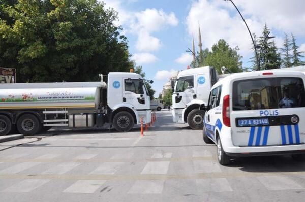 Ulu Cami'nin bulunduğu Kemal Köker Caddesi, belediyeye ait kamyonlar ile kapatıldı. - Sputnik Türkiye