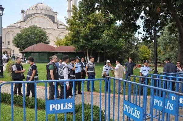 Zırhlı araçlarla önlem alan polis, bölgede teyakkuz durumunu sürdürüyor. - Sputnik Türkiye