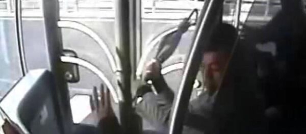 Acıbadem'de metrobüs kazasına neden şemsiyeli saldırı güvenlik kamerasına yansıdı. - Sputnik Türkiye