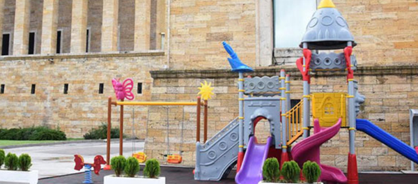 Anıtkabir'e mozole yakınına yapılan plastik oyuncaklardan oluşan çocuk parkı, sosyal medyada sert tepkilere neden oldu. - Sputnik Türkiye