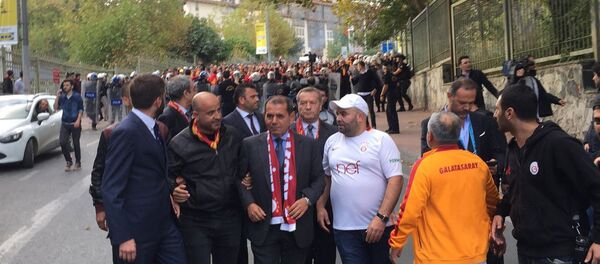 Beşiktaş Galatasaray maçı öncesi Dursun Özbek Vodafone Arena'ya yürüdü - Sputnik Türkiye