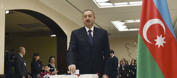 Azerbaycan Cumhurbaşkanı İlham Aliyev, yerel seçimler için oy kullanıyor. (Arşiv) - Sputnik Türkiye