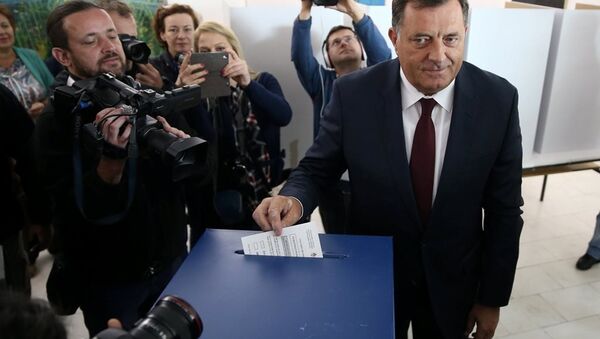 Sırp Cumhuriyeti Başkanı Milorad Dodik, Banja Luka yakınındaki Laktasi'de sandığa gitti. - Sputnik Türkiye