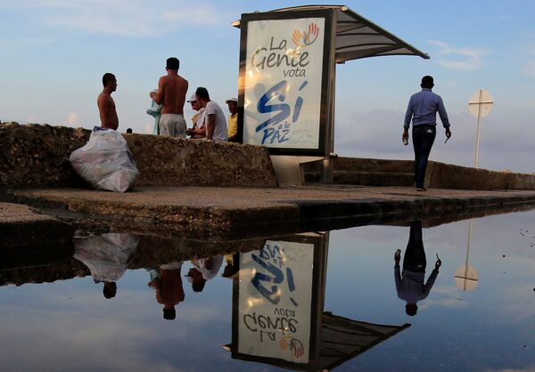 Cartagena kentindeki bir otobüs durağı: Halk barışa 'Evet' diyecek - Sputnik Türkiye