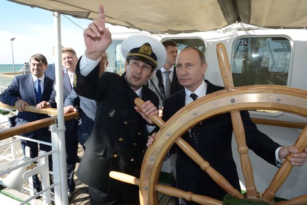 Rusya Devlet Başkanı Vladimir Putin, Soçi'de Nadejda yelkenlisinin dümeninde. - Sputnik Türkiye