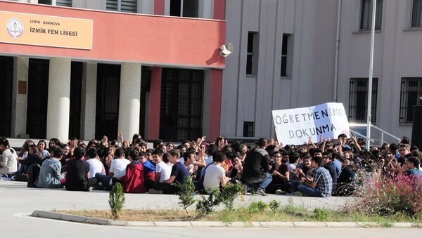 İzmir Fen Lisesi'nde 'Öğretmenime dokunma' eylemi - Sputnik Türkiye