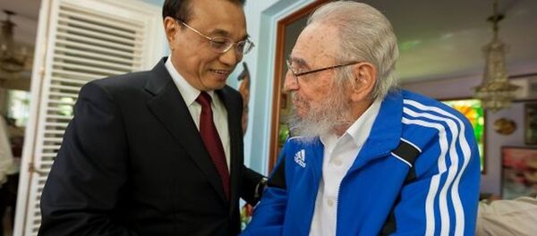 Küba’nın eski Devlet Başkanı Fidel Castro ve Çin Başbakanı Li Kequiang - Sputnik Türkiye