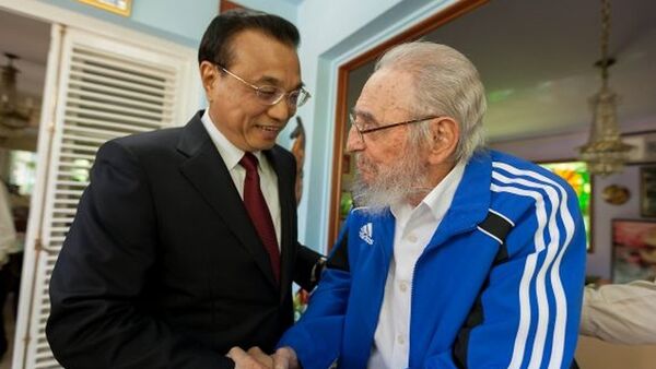 Küba’nın eski Devlet Başkanı Fidel Castro ve Çin Başbakanı Li Kequiang - Sputnik Türkiye