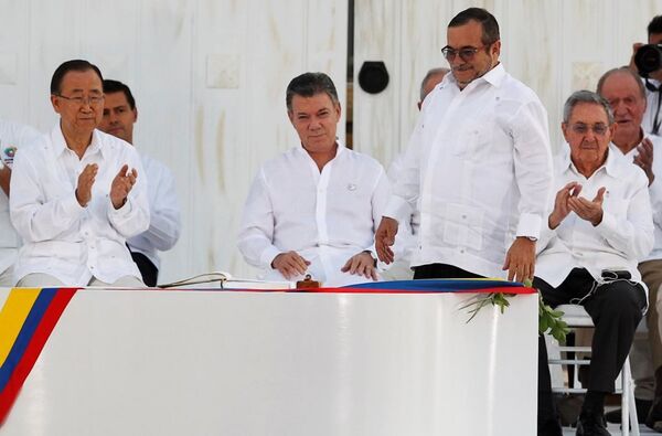 BM Genel Sekreteri Ban Ki-mun ve Küba Devlet Başkanı Raul Castro da imza törenindeydi. BM Genel Sekreteri Ban Ki-mun ve Küba Devlet Başkanı Raul Castro da imza törenindeydi. - Sputnik Türkiye