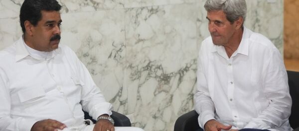 Venezüella Devlet Başkanı Nicolas Maduro ile ABD Dışişleri Bakanı John Kerry - Sputnik Türkiye