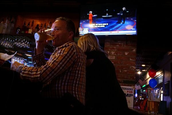 Münazara, barlardan evlere kadar her yerde takip edildi. - Sputnik Türkiye