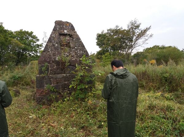 Türkiye’nin Rusya Büyükelçisi Ümit Yardım, Türk bir heyetle Rusya’nın Uzakdoğu bölgesindeki Türk şehitliğini ziyaret etti. - Sputnik Türkiye