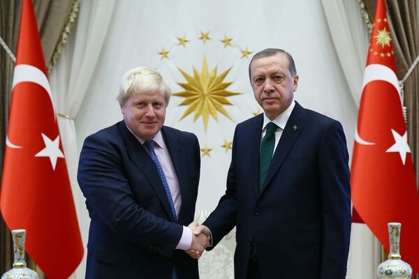 Cumhurbaşkanı Recep Tayyip Erdoğan (sağda), İngiltere Dışişleri Bakanı Boris Johnson'ı (solda) kabul etti. - Sputnik Türkiye