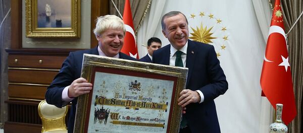 Cumhurbaşkanı Recep Tayyip Erdoğan, Manchester Belediye Başkanı Robert Neil'in Sultan Abdülaziz mektubunun replikasını İngiltere Dışişleri Bakanı Boris Johnson'a hediye etti. - Sputnik Türkiye