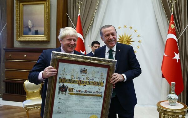 Cumhurbaşkanı Recep Tayyip Erdoğan, Manchester Belediye Başkanı Robert Neil'in Sultan Abdülaziz mektubunun replikasını İngiltere Dışişleri Bakanı Boris Johnson'a hediye etti. - Sputnik Türkiye