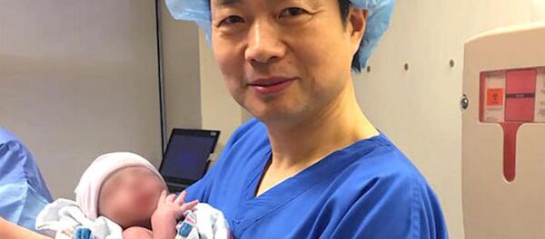 3 farklı ebeveynin DNA’sına sahip ilk bebeği dünyaya getiren Dr. John Zhang - Sputnik Türkiye