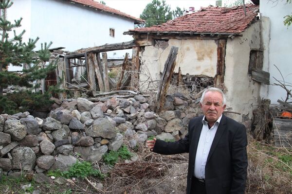 Karatekin, Johnson ile aynı aileden gelenlerin yaşadığı evleri gösterdi. - Sputnik Türkiye