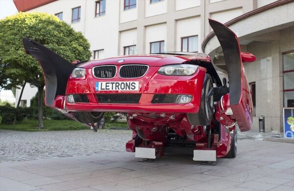 Türk mühendislerce 8 ayda yapılan ve Türkiye'deki ilk robota dönüşen araba olma özelliğine sahip Letrons, dans edebiliyor, konuşabiliyor, komutları anlayabiliyor ve kafasını hareket ettirebiliyor. - Sputnik Türkiye