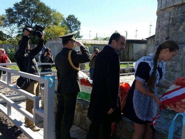 Türkiye'nin Moskova Büyükelçisi Ümit Yardım Türk bir heyetle Rusya'nın Uzakdoğu bölgesinde yer alan Türk şehitliğini ziyaret etti ve şehitler için yapılan anıtın açılışına katıldı.  - Sputnik Türkiye