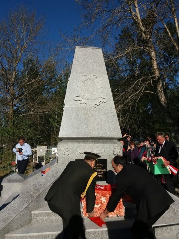 Türkiye'nin Moskova Büyükelçisi Ümit Yardım Türk bir heyetle Rusya'nın Uzakdoğu bölgesinde yer alan Türk şehitliğini ziyaret etti ve şehitler için yapılan anıtın açılışına katıldı.  - Sputnik Türkiye