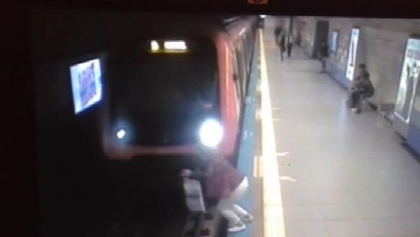 Kadıköy-Kartal metrosu Kozyatağı durağında Kartal yönünde bir kadın, metronun önüne atlayarak intihar etti. İntihar nedeniyle Kartal yönüne seferler durduruldu. - Sputnik Türkiye