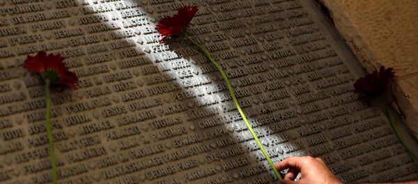 11 Eylül saldırılarında hayatını kaybedenlerin adlarının yer aldığı anıt 11 Eylül saldırılarında hayatını kaybedenlerin adlarının yer aldığı anıt - Sputnik Türkiye