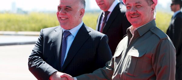 Iraqi Kurdish regional President Massoud Barzani (R) shakes hands with Iraqi Prime Minister Haider al-Abadi at Arbil International Airport April 6, 2015 - Sputnik Türkiye