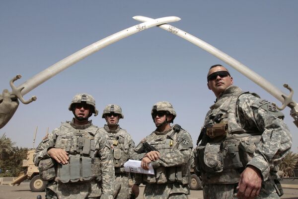 Irak'ın idam edilen devrik lideri Saddam Hüseyin'in Bağdat'ta yaptırdığı 'Zaferin Elleri' isimli anıtın önünde 5 Temmuz 2008 tarihinde poz veren Amerikan askerleri Irak'ın idam edilen devrik lideri Saddam Hüseyin'in Bağdat'ta yaptırdığı 'Zaferin Elleri' isimli anıtın önünde 5 Temmuz 2008 tarihinde poz veren Amerikan askerleri - Sputnik Türkiye