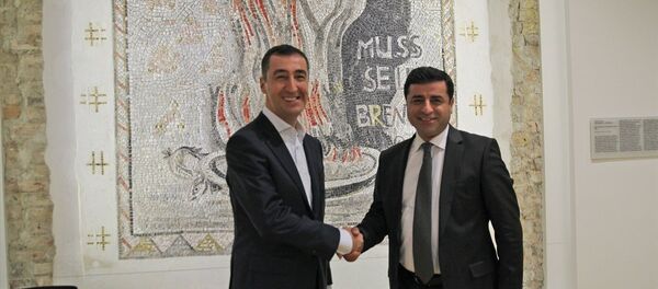 HDP Eş Genel Başkanı Selahattin Demirtaş, Yeşiller Partisi Eş Genel Başkanı Cem Özdemir ile görüştü. - Sputnik Türkiye