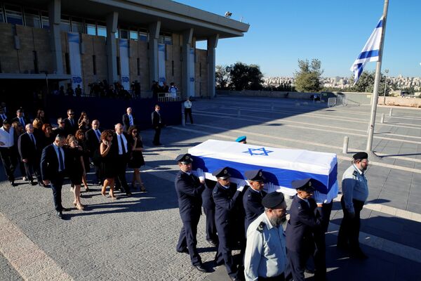 Peres'in İsrail bayrağına sarılı tabutu, Knesset'ten askerlerin omuzlarında törenin yapıldığı Herzl Tepesi'ne getirildi. Peres'in İsrail bayrağına sarılı tabutu, Knesset'ten askerlerin omuzlarında törenin yapıldığı Herzl Tepesi'ne getirildi. - Sputnik Türkiye